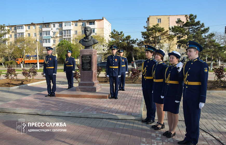 В Евпатории возложили цветы к памятнику Юрия Гагарина